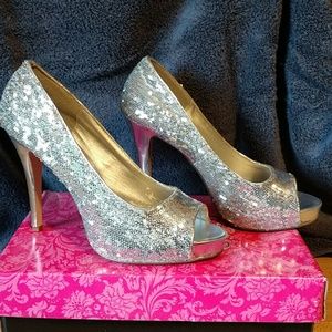 Ellie Silver Sequin Heels, Size 10